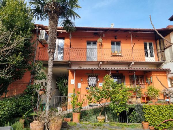 Casa indipendente con giardino composta da 2 unit� autonome