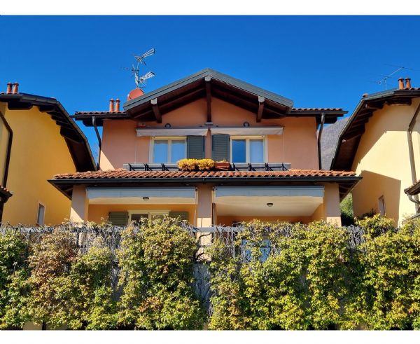 Casa indipendente con piccolo giardino, vista lago