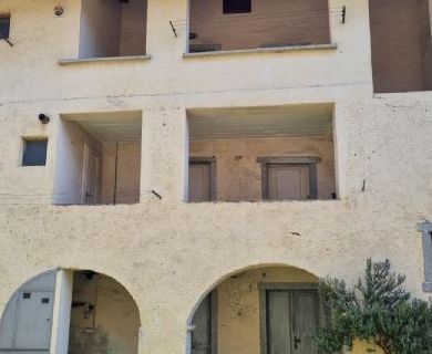 casa con piccolo giardino