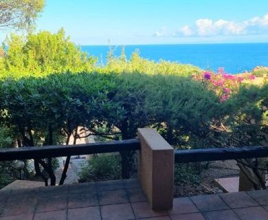 Porzione di bifamiliare con giardino, vista mare