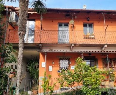 Casa indipendente con giardino composta da 2 unit� autonome