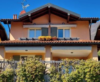 Casa indipendente con piccolo giardino, vista lago
