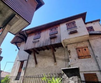 casa indipendente con cortile