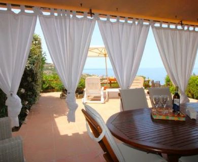 Cas a schiera con piscina, posto auto, vista mare